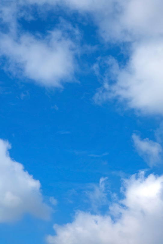 千切れる雲が広がる青空の写真画像