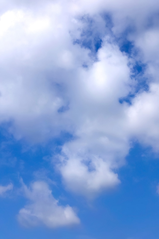 白い雲が張り付く青空の写真画像