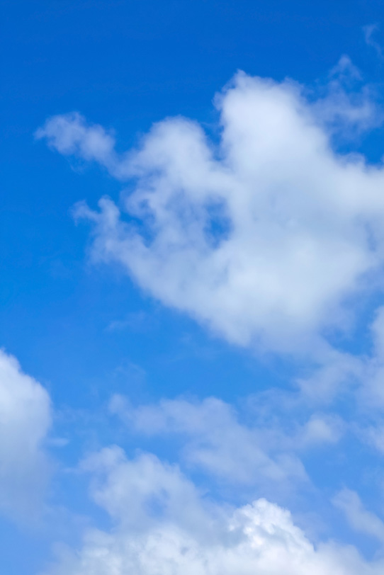 白い雲が踊る爽やかな青空 の画像 写真素材を無料ダウンロード 1 背景フリー素材 Beiz Images