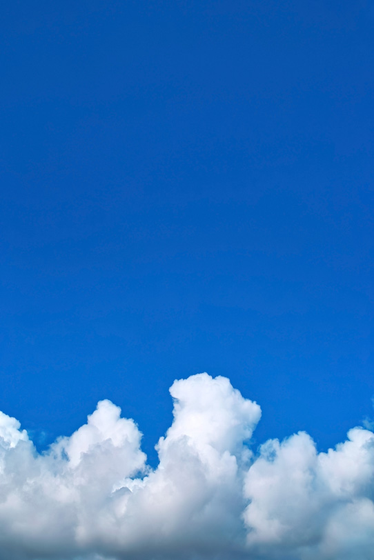 入道雲が登る夏の青空の写真画像