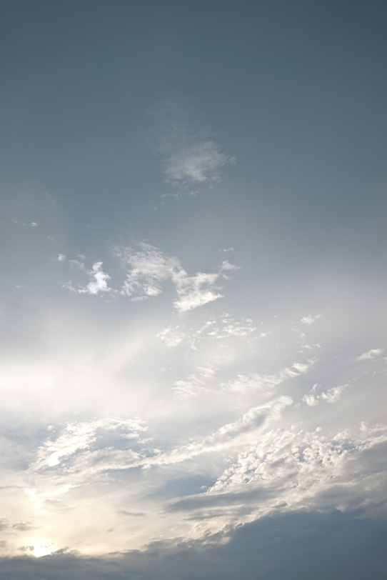 灰色の空に光り輝く雲 の画像 写真素材を無料ダウンロード 1 フリー素材 Beiz Images