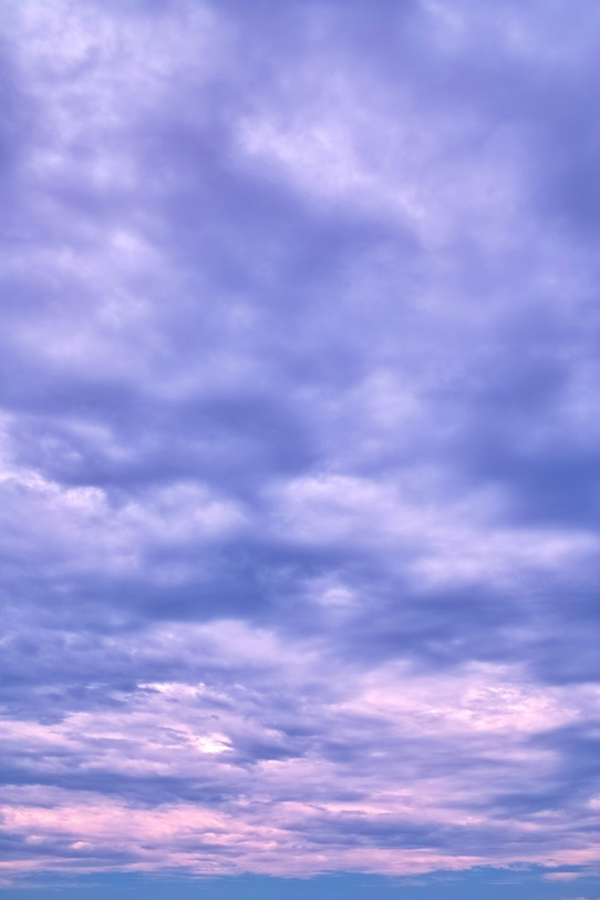 神秘的な薄紫色に染まる夕焼けの写真画像