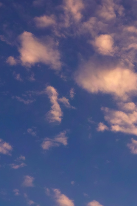 瑞雲が輝く美しい深縹の空の写真画像