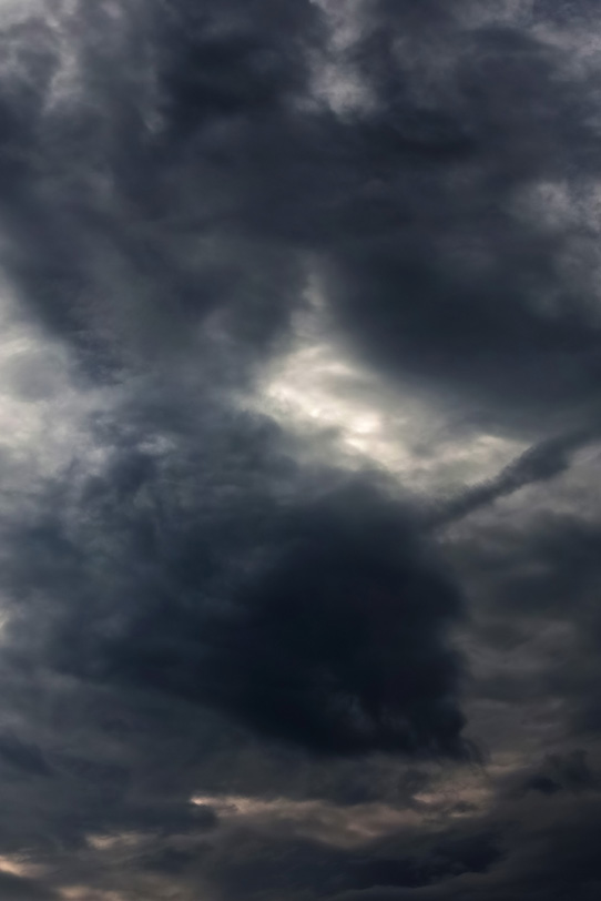 黒い絵具の様な雲が空に暈けるの写真画像