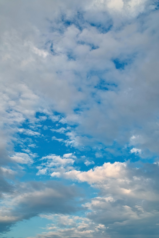 青空に群がる無数の雲の写真画像