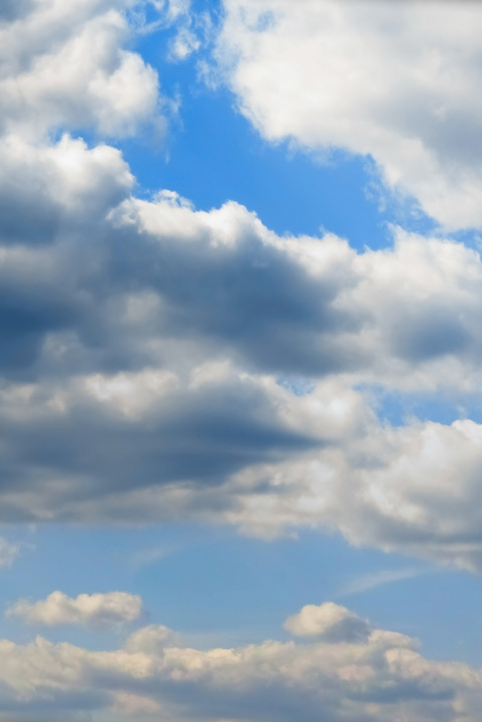 青空に被さる大きな積雲の写真画像