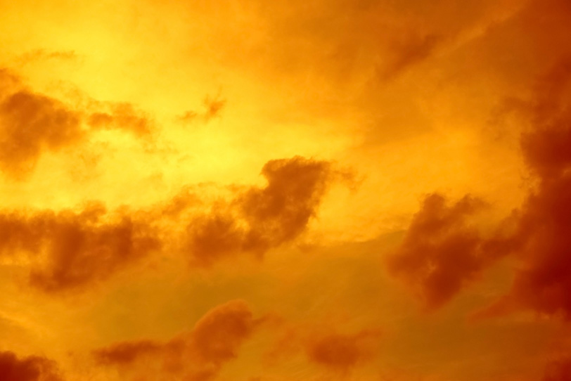 雲を焦がす夕焼けの光の写真画像