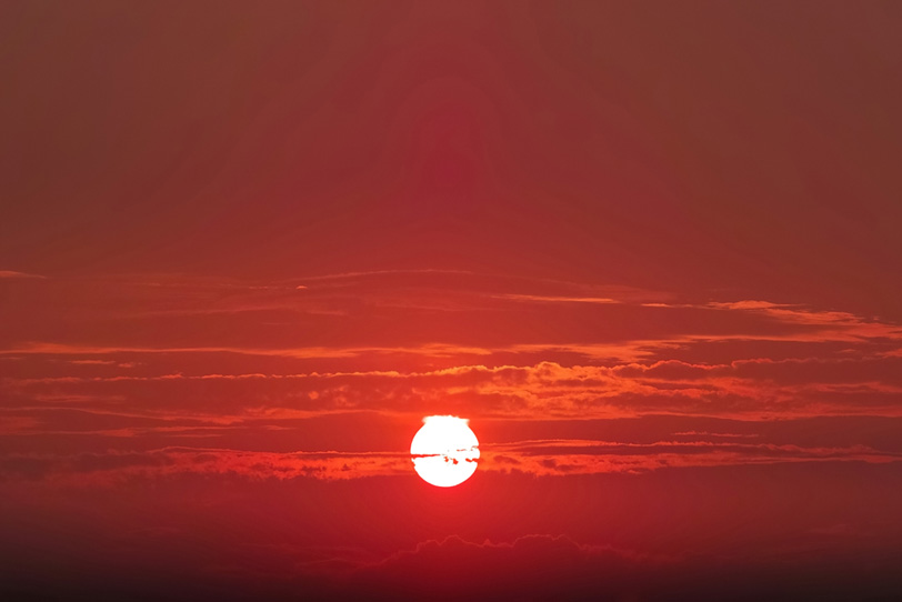 真赤な夕焼けに美しい夕陽が沈むの写真画像