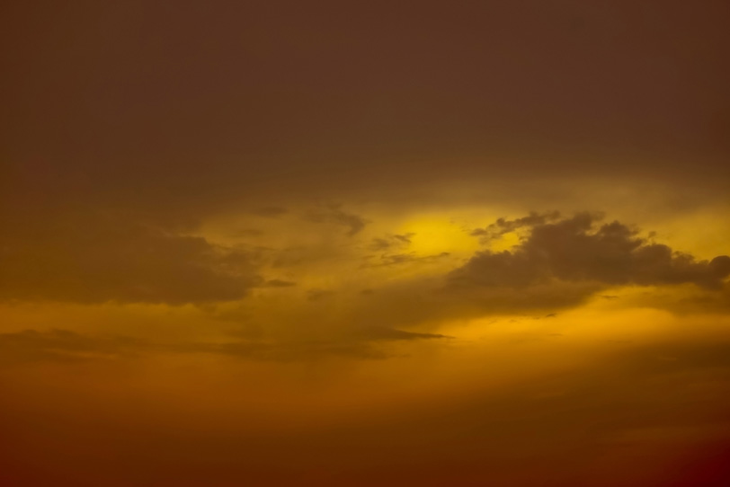 夕焼けが黄色くぼける暗い空の写真画像