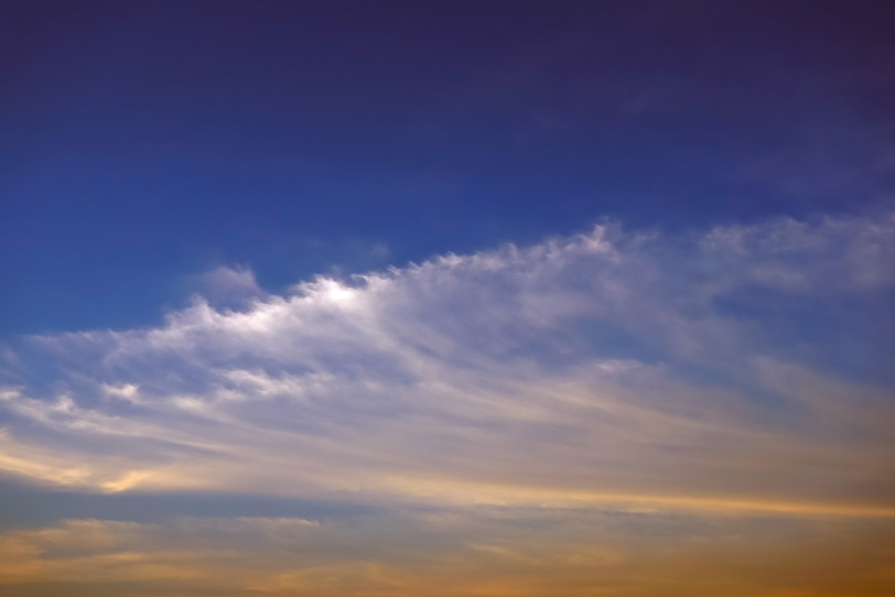 静穏な夕焼けに瑞雲が筋を描くの写真画像