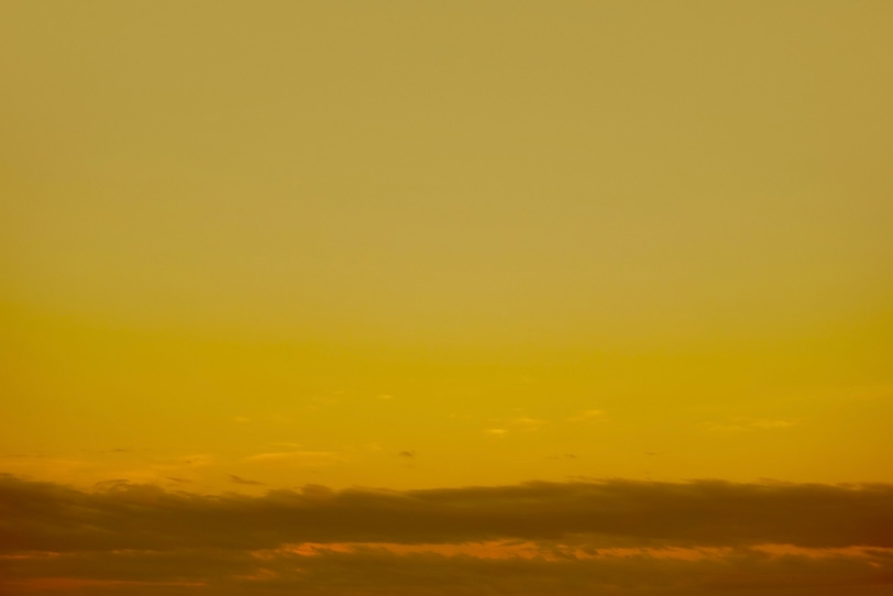 黒雲が這う金色の夕焼けの写真画像