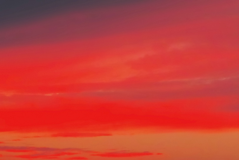 赤い染物のような鮮彩な夕焼けの写真画像