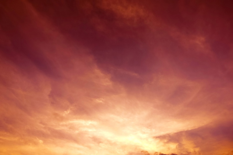 輝く巻雲と濃紅の夕焼けの写真画像