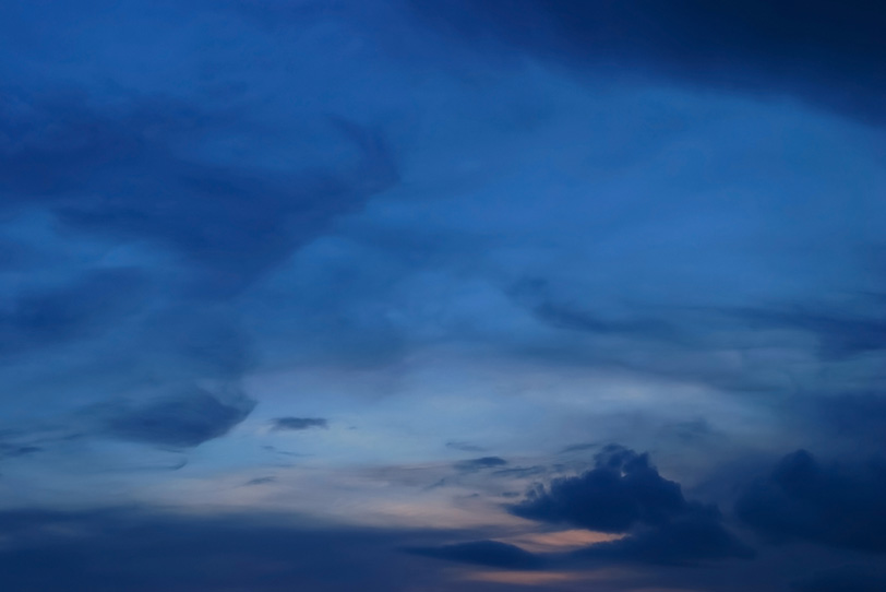 藍色に変わる夕焼けの空の写真画像