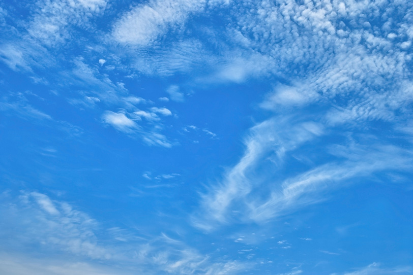 うろこ雲が漠漠たる青空に流れるの写真画像