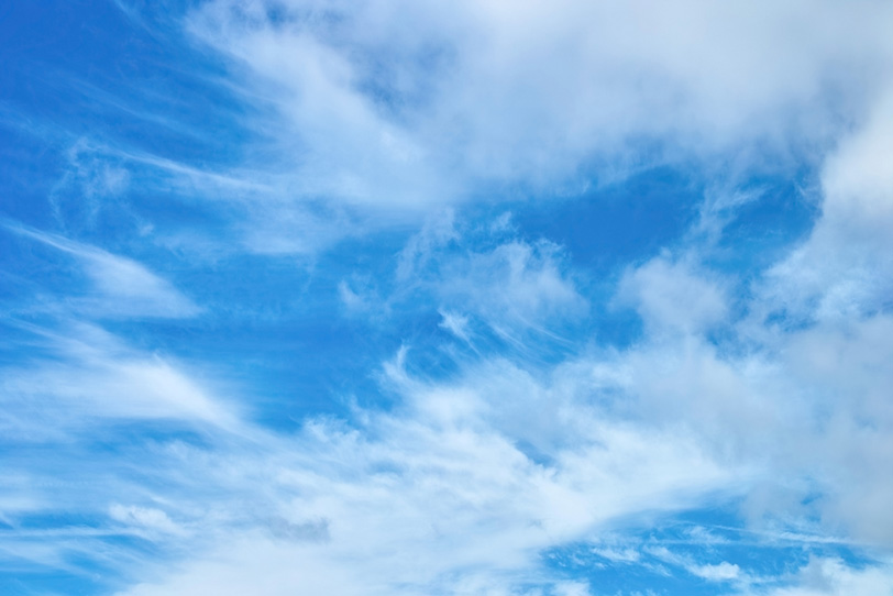 青空に筋を描く白い雲の写真画像