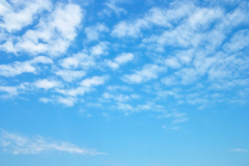 ほのぼのとした青空と羊雲の写真画像