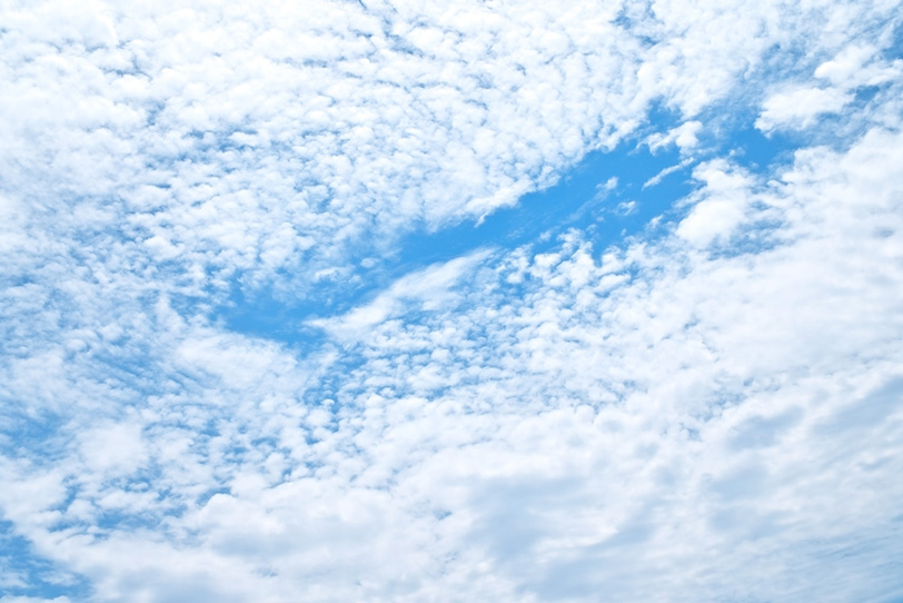 雲の谷間を流れるような青空の写真画像