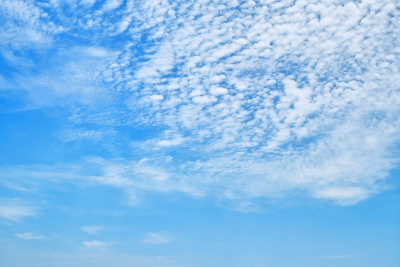青空高く浮かぶ白い羊雲の写真画像