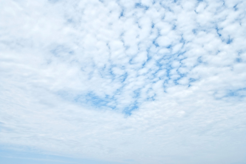 空一杯の羊雲から少し覗く青空の写真画像