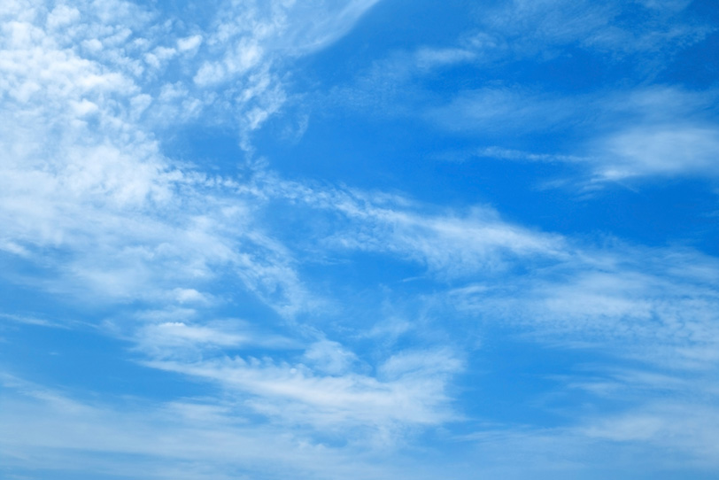 青空に登る白煙のような雲の写真画像
