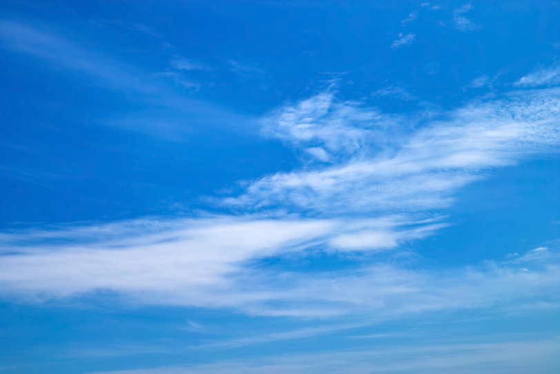青空と帯状に広がる雲の写真画像