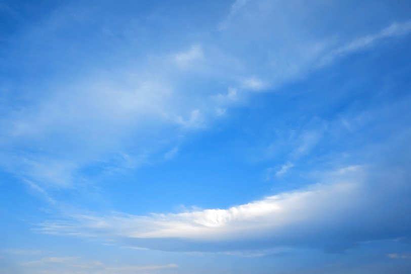 澄んだ青空に溶ける大きな雲の写真画像