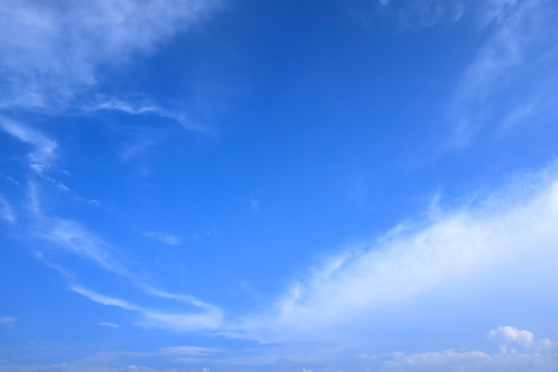 透き通った青空を囲む雲の写真画像