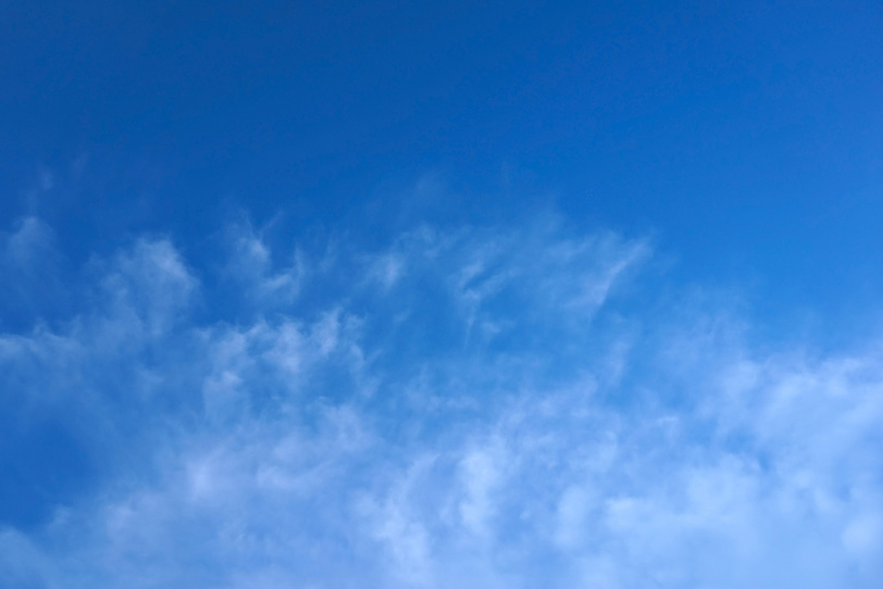 青空に湧く斑のある薄い雲の写真画像