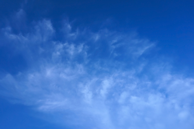 黒い青空に湧き上る雲の写真画像