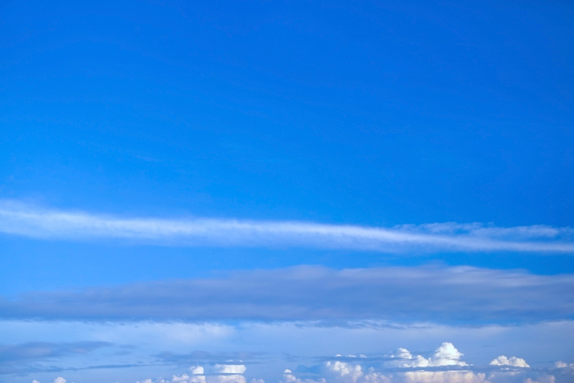 夏の青空と水平に広がる雲の写真画像
