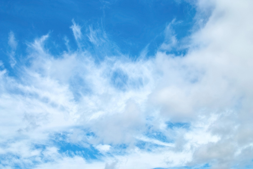 青空を描きなぐる白い雲の写真画像