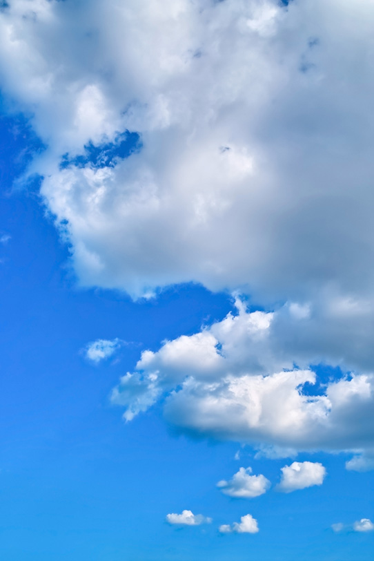 積雲が漂う清明な青空の写真画像