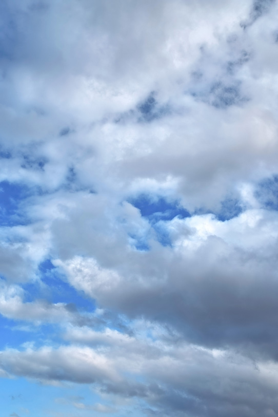 厚い雲が重なる青空の写真画像