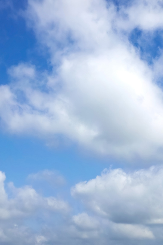 青空に染み込む巨きな雲の写真画像