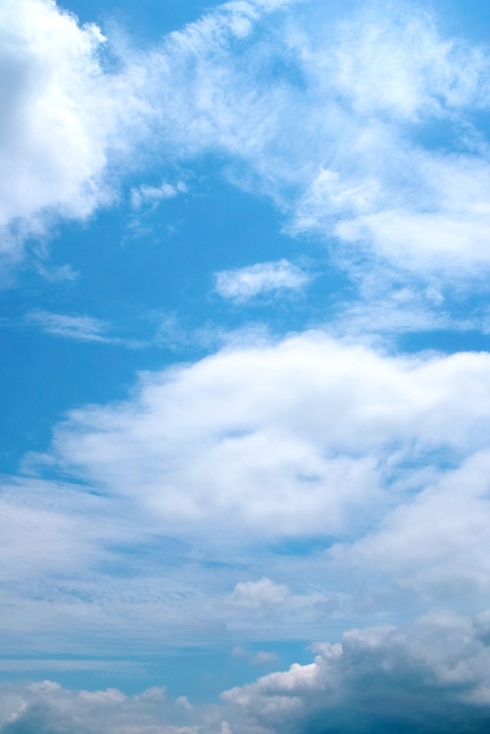 様々な雲が層をなす雄大な青空の写真画像