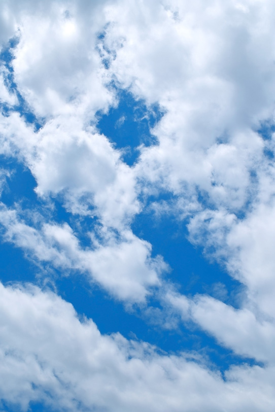 塔状雲が立ち上る青空の写真画像