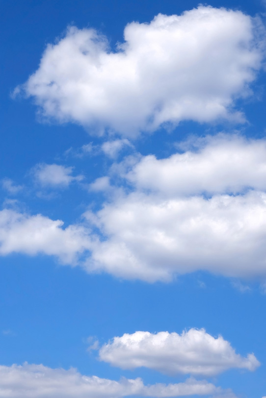 大きな綿雲が浮かぶ青空の写真画像