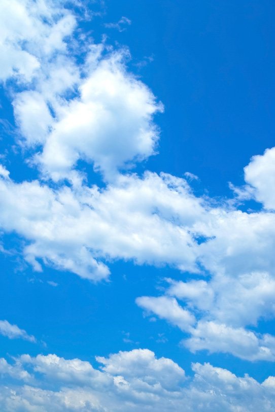 青空と風に流される雲の写真画像