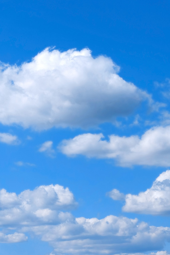 白い雲と明澄な心和む青空の写真画像