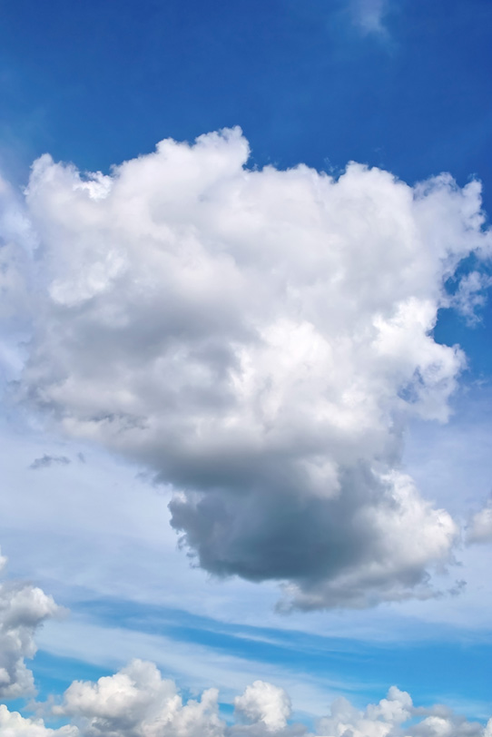 青空に悠然と佇む大きな雲の写真画像