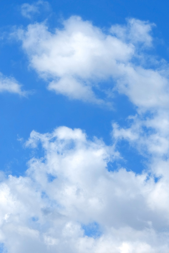 気持ちのいい青空と白い雲の写真画像