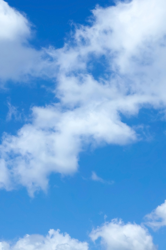 快然な青空に柔らかな雲の写真画像