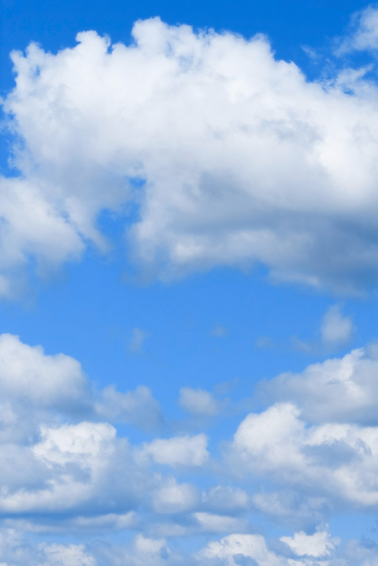 雲にぽかんと空いた青空の穴の写真画像