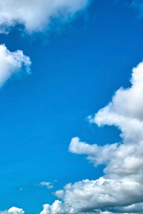 雲の間を突き抜ける青空の写真画像