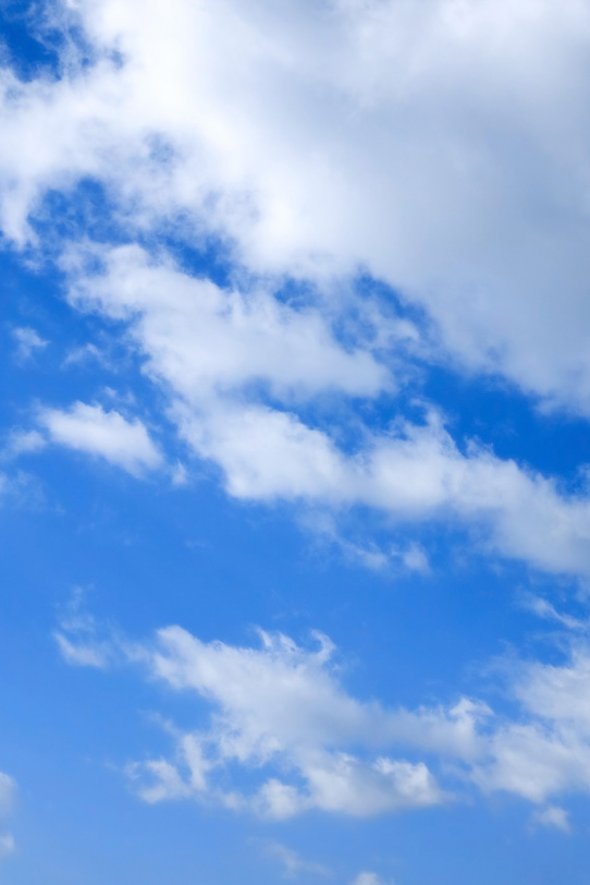 青空に伸びる毛玉のような雲の写真画像