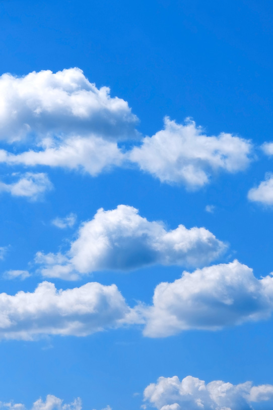 青空にゆっくりと流れる綿雲の写真画像