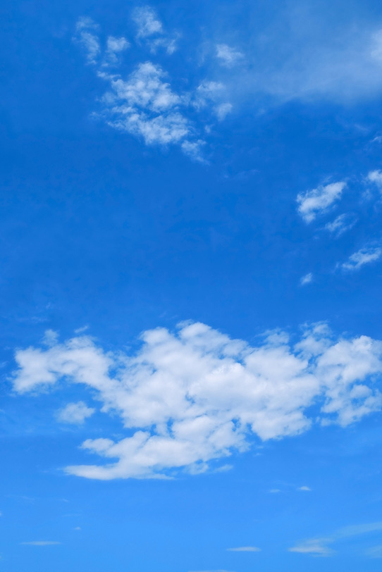 割れた雲が浮標する青空の写真画像