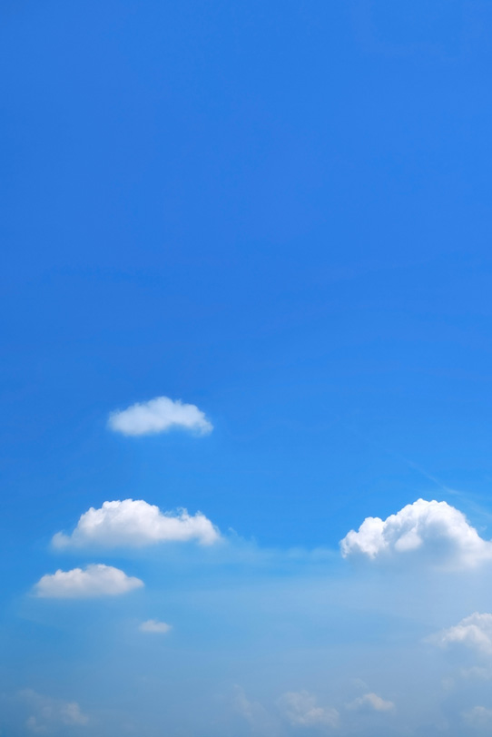 青空を漂うベール雲と積雲の写真画像