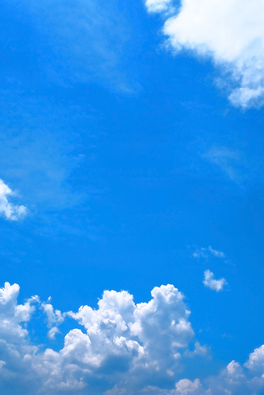 夏の青空の下を這う積乱雲の写真画像